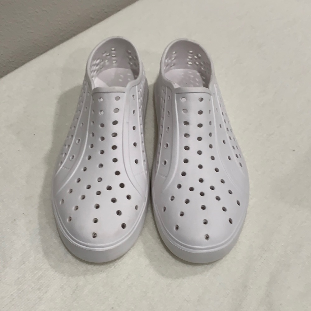 Hole shoes Women’s